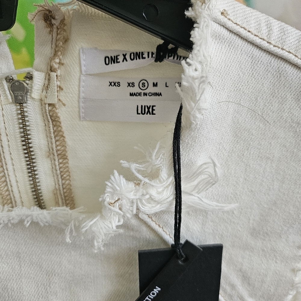 Elegant White Frayed Edge Sleeveless Blouse - Picture 2 of 3